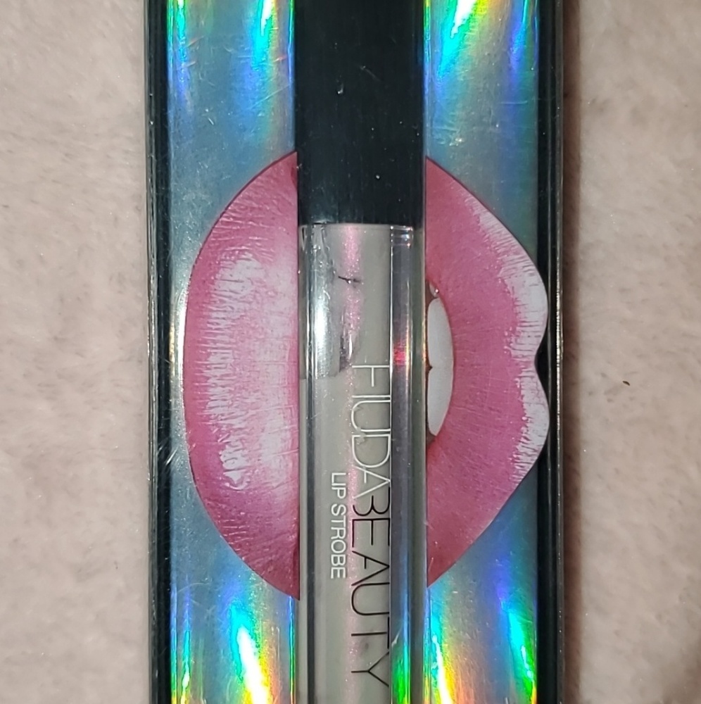 Huda Beauty Lip Strobe Gloss in Shade Enchanting